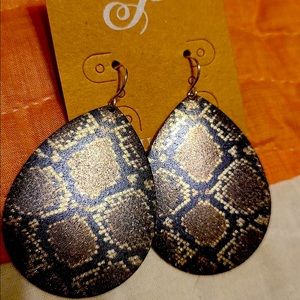 Plunder snake skin design earrings